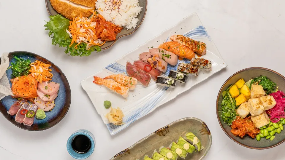 Sushi, sashimi, poké och katsu uppdukat ovanifrån